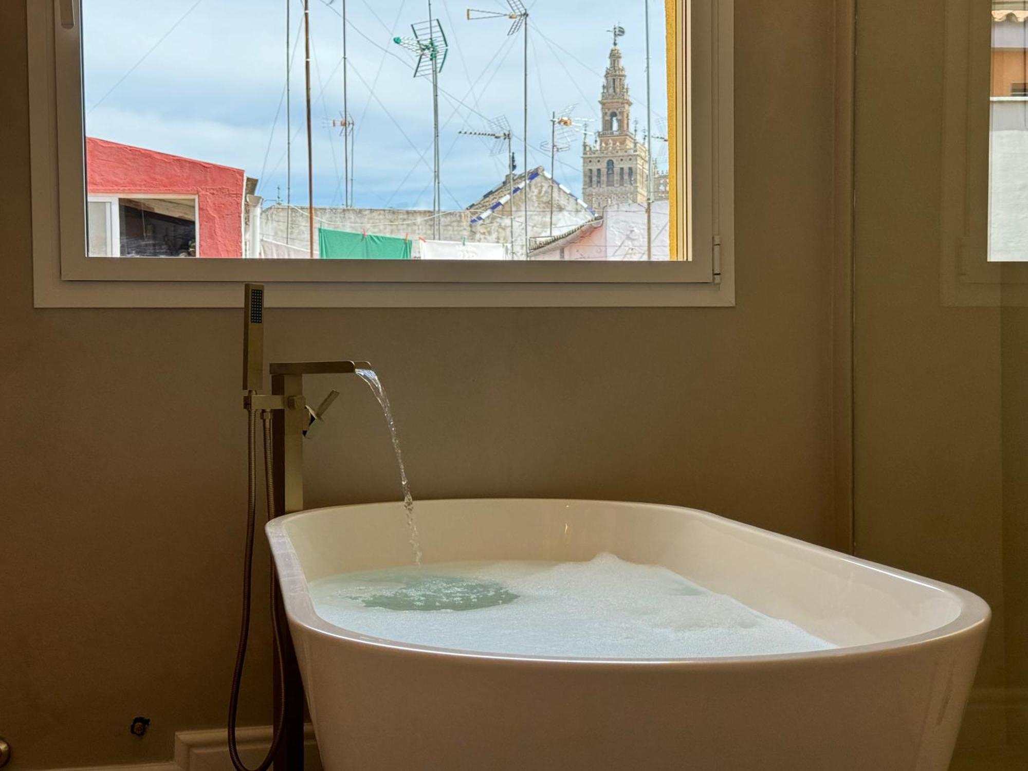 Luxury Cathedral Views In Sevilla Bagian luar foto