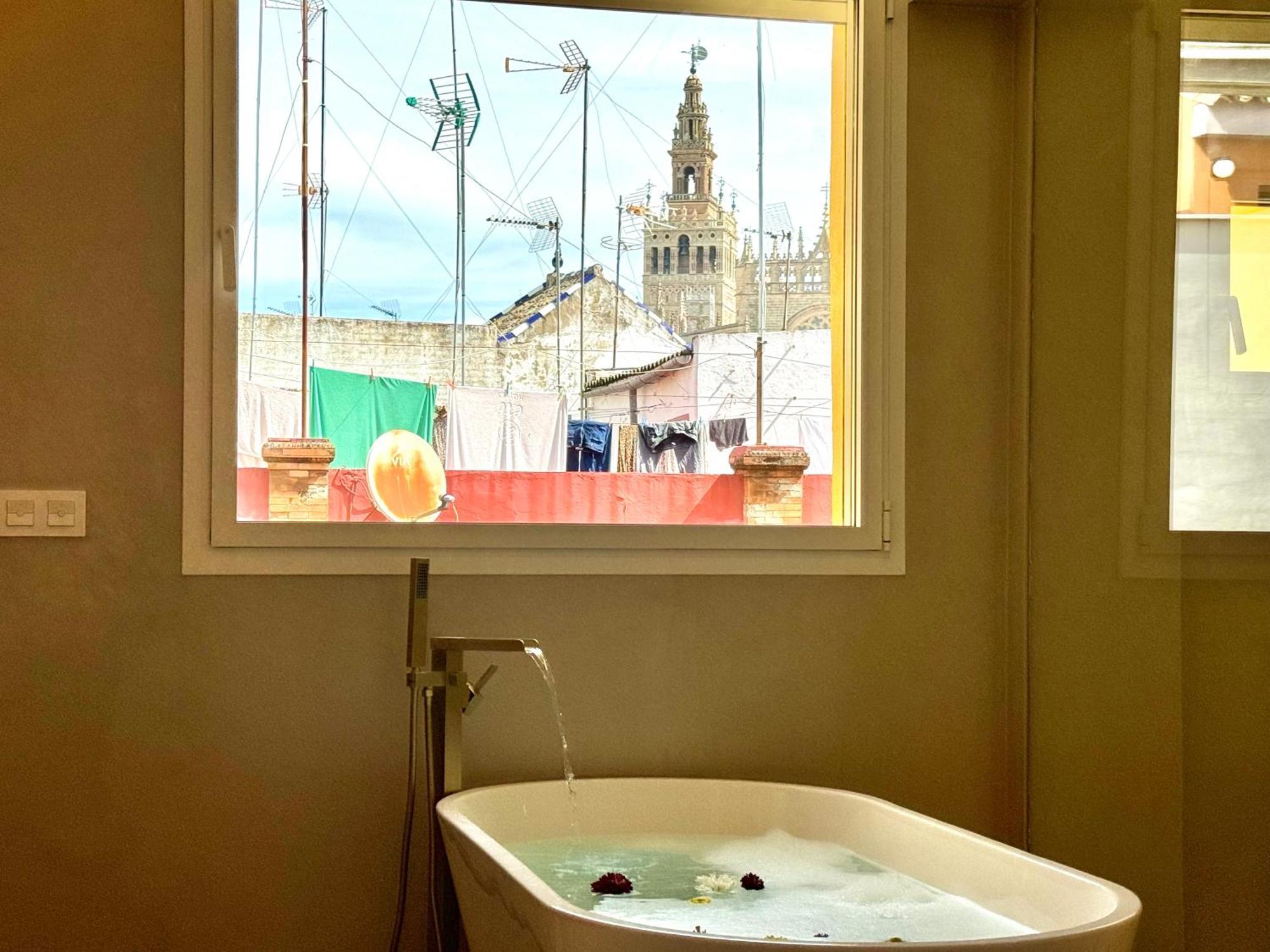Luxury Cathedral Views In Sevilla Bagian luar foto